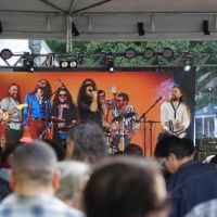 Público lotou a praça Vidal Ramos para acompanhar festival de rock gratuito em Itajaí