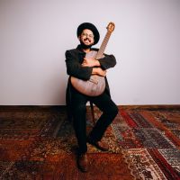 Cantor catarinense apresenta shows gratuitos com poesias autorais