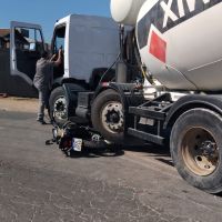 Moto e caminhão betoneira se esbarram no Cidade Nova