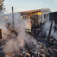 Casa de madeira do bairro Cordeiros foi destruída pelas chamas
