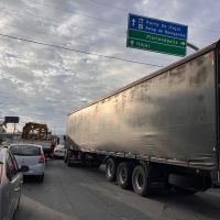 Moto bate em caminhão e trava trânsito na BR 101 em Balneário Camboriú