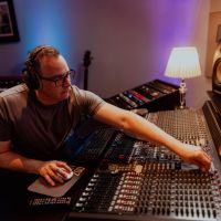 Inscrições abertas para curso gratuito de produção musical com vivência em estúdio e orientação de produtor premiado