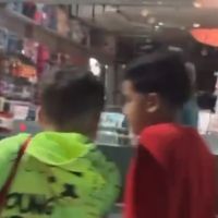 Crianças são vistas vendendo doces altas horas da noite no centro de BC