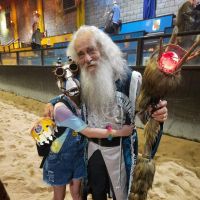 Ator Mário Ramos, o ‘Mago Merlin’ do Beto Carrero, morre aos 74 anos