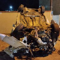 Jovem fica preso às ferragens após carro sair da pista, bater em poste e capotar