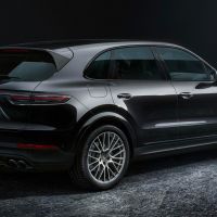 Porsche mergulha no preto e revela série Black Edition com potência de arrepiar