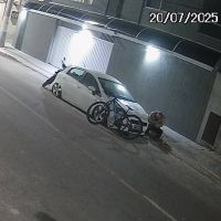 Bebum dorme em capô de carro, tropica, cai da bike e dá show na madrugada