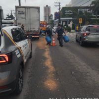 Caminhão derrama óleo na pista e causa acidentes no centro