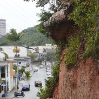 Prefeitura vai tirar pedras gigantes em área de risco no bairro das Nações