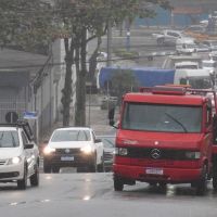 Carro quebra na chuva e trava avenida das Gaivotas