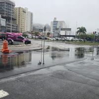 Problema em galeria forma poça gigante em frente à Havan