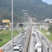 Sol, nuvens e trânsito tranquilo neste sábado