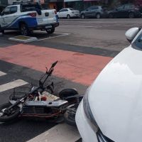 Carro atropela scooter na esquina da Terceira avenida