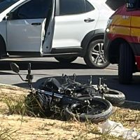 Batida entre carro e moto leva casal para o hospital