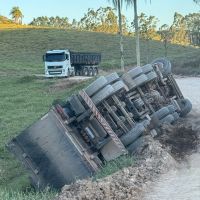 Homem fica preso às ferragens após caminhão tombar