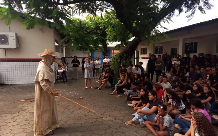 O ator Oyama Achcar dá vida ao médico da peste em um solo que conecta séculos de história e provoca o público a refletir sobre os erros da humanidade (Foto: Divulgação)