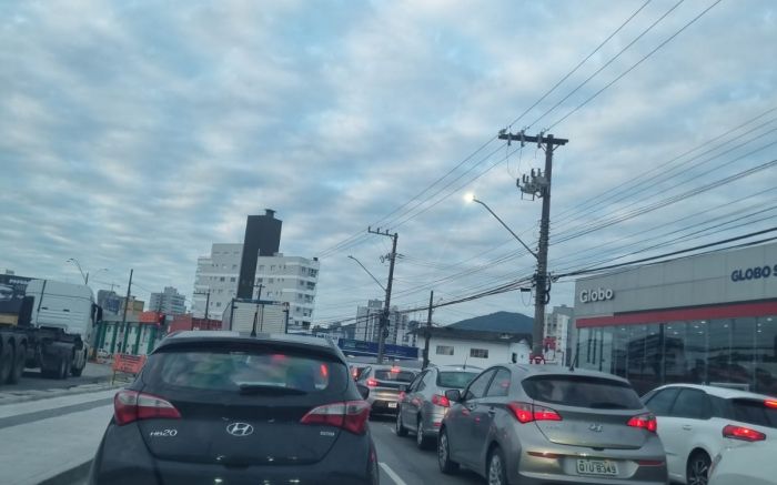 Obras paralisam Morro do Boi, que já tem fila de 4 km nesta quinta-feira
