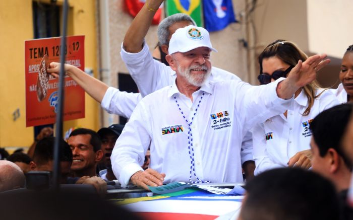 Lula participou da tradicional caminhada do 2 de julho em Salvador (Foto: Joá Souza-GOVBA)