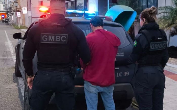 Legenda: Homem agride companheira e é preso ao tentar fugir pela mata (Foto: Imprensa Segurança Pública BC)