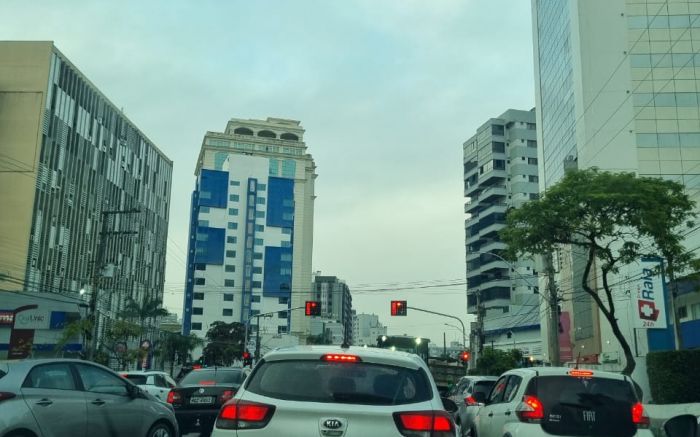 Trânsito começa tranquilo nas estradas e com movimento nas cidades