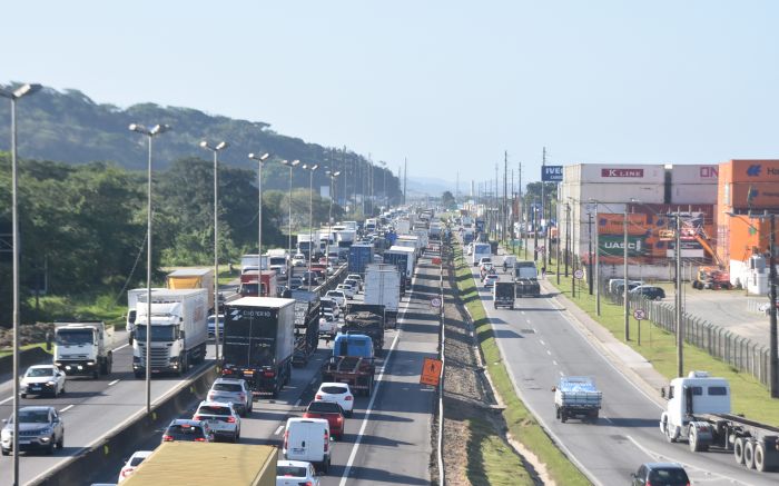 Acidente entre caminhões trava a BR 101 em Itajaí