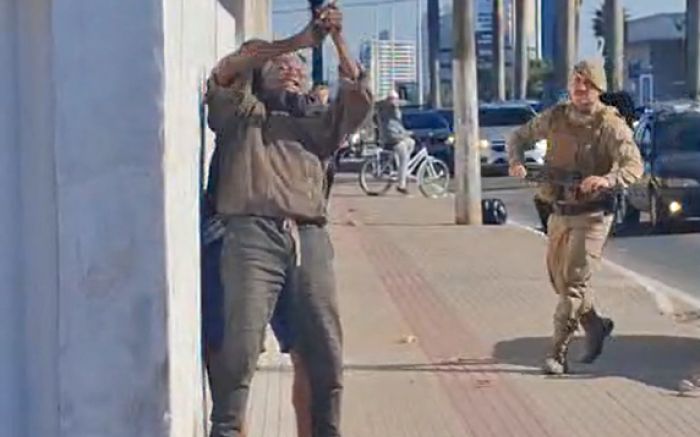 Andarilho de 26 anos aplicou mata-leão em morador de rua de 64 anos, que revidou com bastão (Foto: Reprodução)