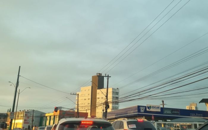 Acidente trava a BR 101 e faixa da direita é interditada