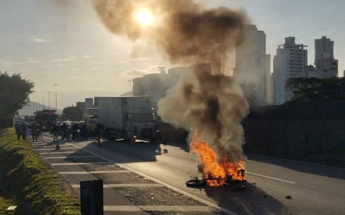 Moto explode e bloqueia a BR 101 em Balneário Camboriú