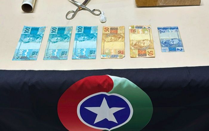 Legenda: O casal usava uma tática de disk entrega para enviar as drogas (Foto: Divulgação/PMSC)