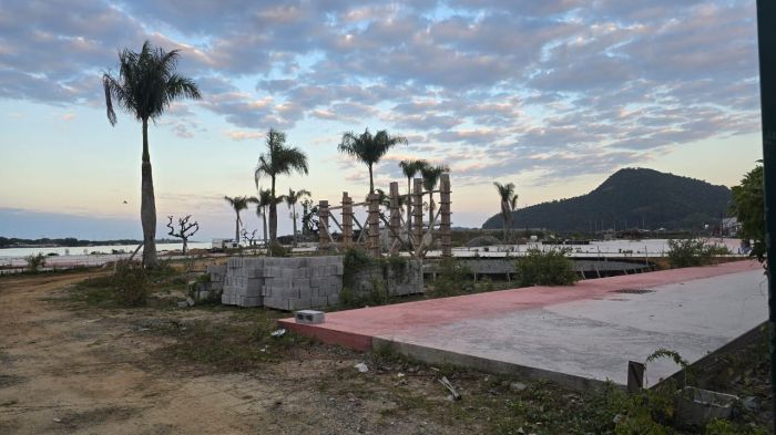 Empresa abandonou obra do parque náutico após indícios de irregularidades na execução (foto: Camila Diel)