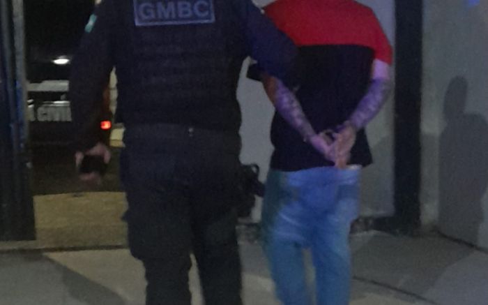 Ele ficou agressivo quando ouviu que o carro seria guinchado (Foto: Divulgação/GMBC)