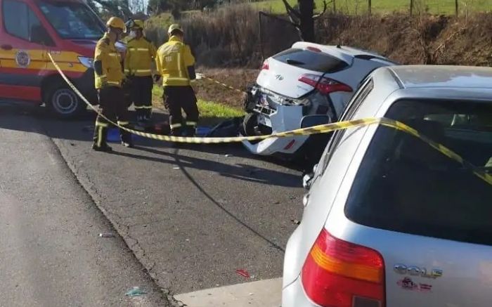 Batida entre dois carros e um caminhão aconteceu em Campos Novos (Foto: Divulgação/CBMSC)