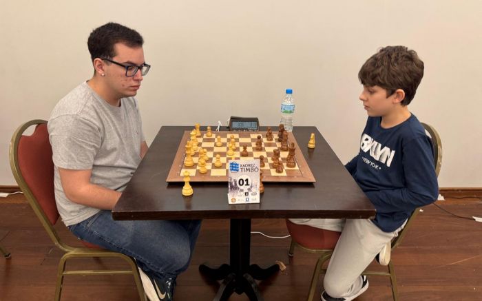 Leonardo (à direita) tem apenas 11 anos e disputou com atletas de até 20 anos (Foto: Divulgação)