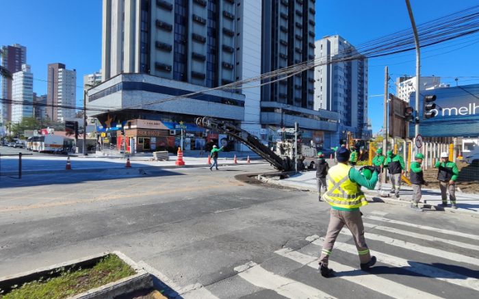 Troca da fiação aérea por rede subterrânea integra projeto de modernização da avenida (Foto: Thiago Caminada/Prefeitura de Itajaí)
