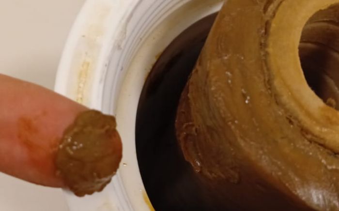 Moradores estão gastando cerca de um filtro por semana para brecar o barro (Foto: Leitor)