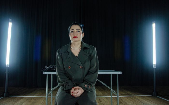 Em um palco tomado por câmeras, áudios e inteligência artificial, o público é desafiado a descobrir: Grace está falando a verdade ou é tudo atuação? (Foto: Divulgação)