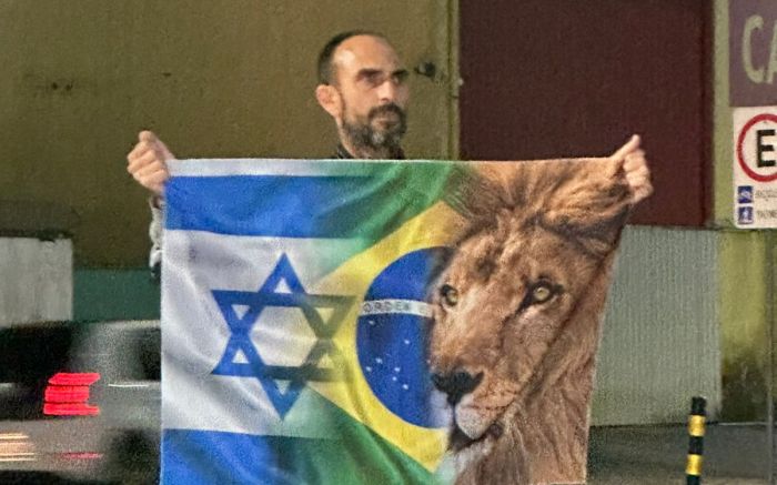 Manifestação aconteceu na sinaleira da loja Havan, no bairro Fazenda, em Itajaí (Foto: Bruna Amorim)