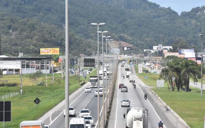 Sol, nuvens e trânsito tranquilo neste sábado