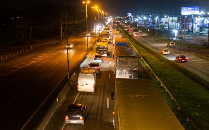 Motoristas formam filas quilométricas na região