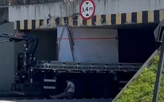 Placas de cerâmica ficaram acima da altura permitida no túnel (Foto: Reprodução)