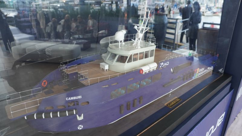 Maquete de barco movido a hidrogênio verde