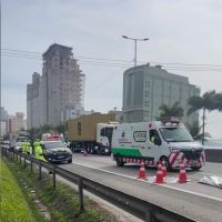 Andarilho morre atropelado por carreta na BR 101 em Itapema