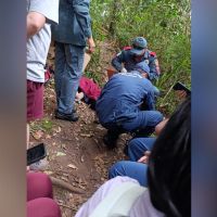 Mulher é resgatada após queda de 3 metros em trilha no Pico da Teta