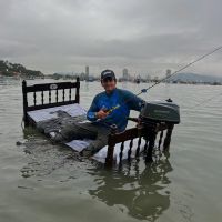 Pescador cria “barcos” com cama de casal e caixão de defunto