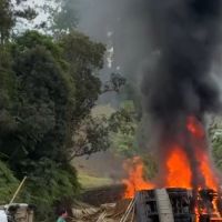Caminhão tomba e pega fogo na BR 282