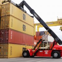 Porto de Navegantes tem a primeira empilhadeira elétrica do Brasil Investimento foi de R$ 3,8 milhões