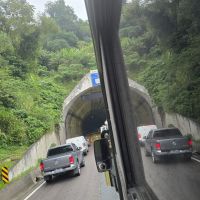 Acidente com caminhão, carro e moto trava a BR 101 em Itapema