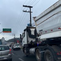 Manhã de muito trânsito em Itajaí e região