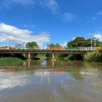 Mancha de óleo no rio Camboriú breca captação de água