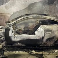 Incêndio destrói carro de luxo no Ibiza Tower; duas pessoas foram resgatadas